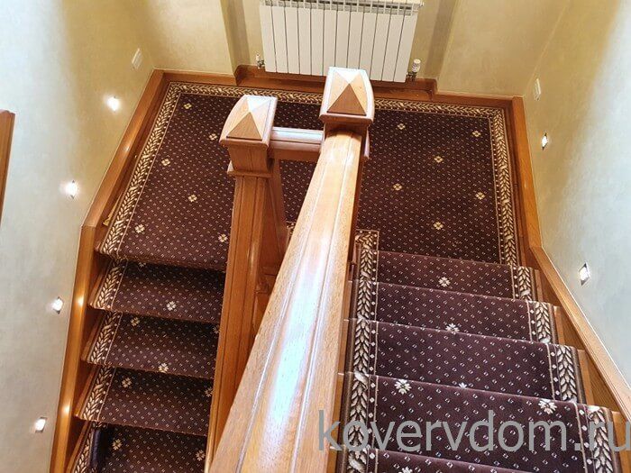 Полушерстяная ковровая дорожка CLASSIC brown с укладкой на лестницу